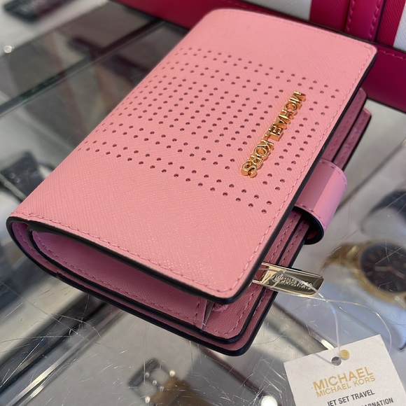 MICHAEL KORS
Medium Jet Set Travel Crossgrain Leather Bifold Zip Wallet
Carnatio - Picture 9 of 16